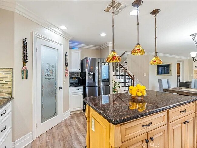 Building Photo - Absolutely Stunning home in Eastvale & loc...