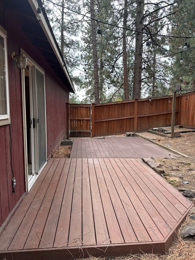 Building Photo - Three bedroom Westside home near OSU Cascades!