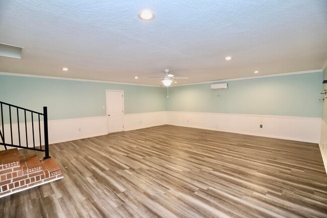 Building Photo - 807 N Guignard Dr