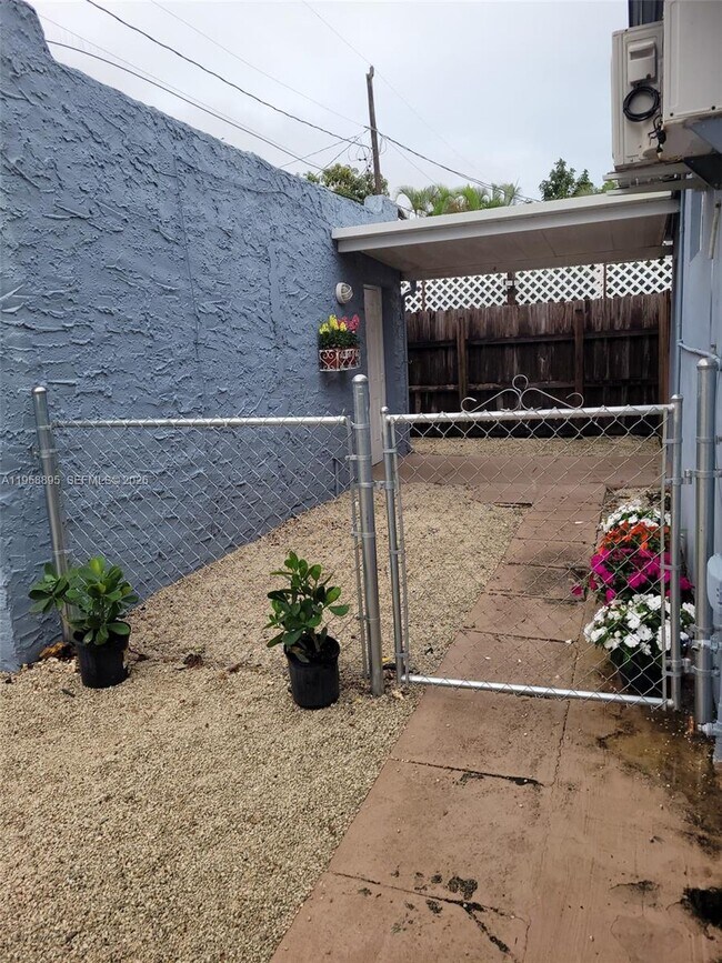 Building Photo - 2295 SW 25th St