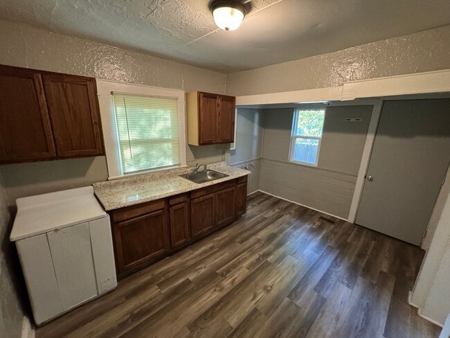 Building Photo - Easy Access to Main Street High Point! - H...