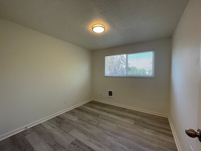 Building Photo - Spacious 2 Bed 1.5 Bath Apartment in Gresham - Newly Renovated w/ Washer & Dryer!