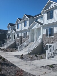 Building Photo - 894 N Hillcrest Rd