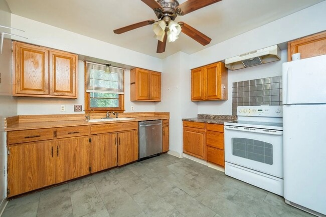 Building Photo - Come Home to Urbandale!