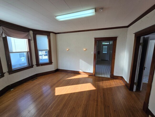 Building Photo - 422 E Fifth St