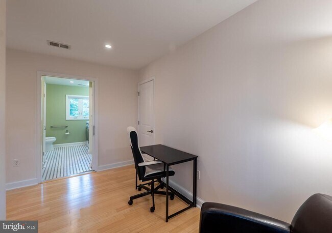Building Photo - 4614 ROXBURY Dr