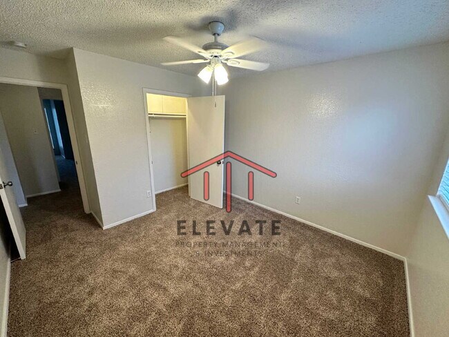 Building Photo - "Charming 3-Bedroom Townhouse Oasis with 2...