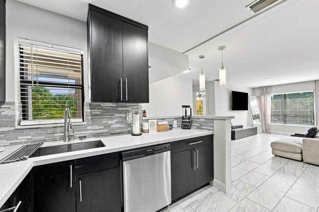 Building Photo - 2581 Carambola Cir N