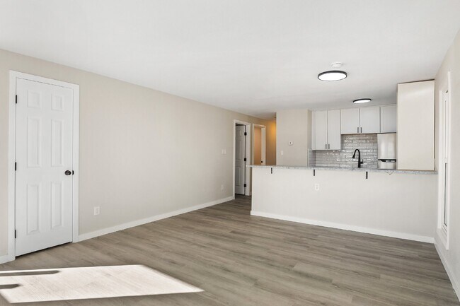 Building Photo - 2-Bedroom Gem with Granite Countertops Available in May