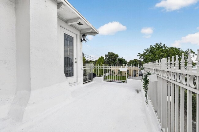 Building Photo - 412 El Prado