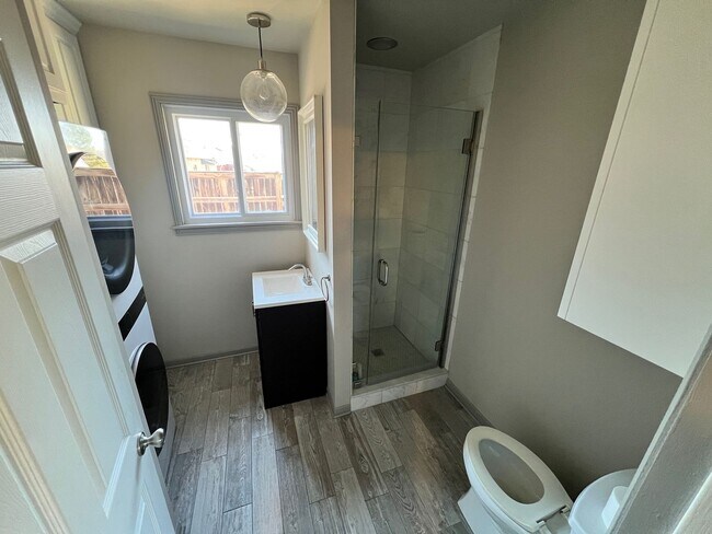 Building Photo - Beautifully renovated Midtown charmer