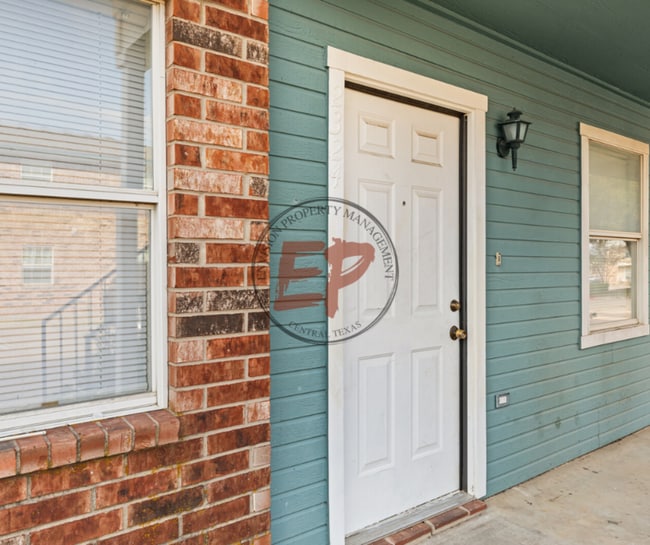 Building Photo - 2324 Breezy Dr