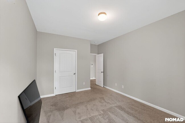 Building Photo - 1154 Paramount Dr