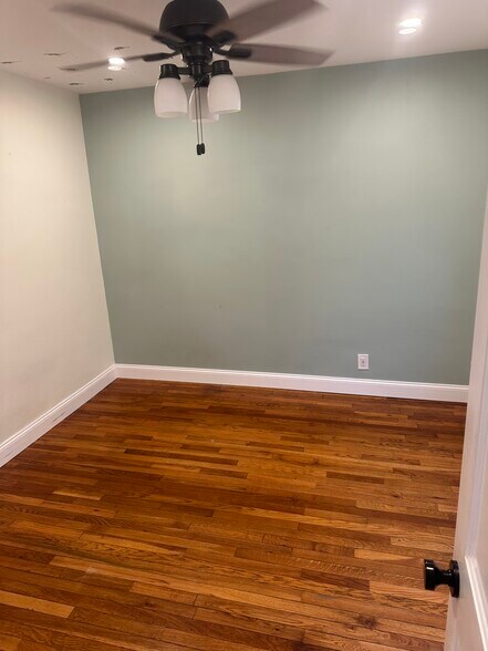 Building Photo - 410 Elm St