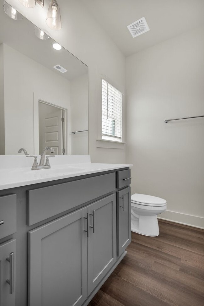 Building Photo - One Bedroom Cottage with Fenced Backyard!