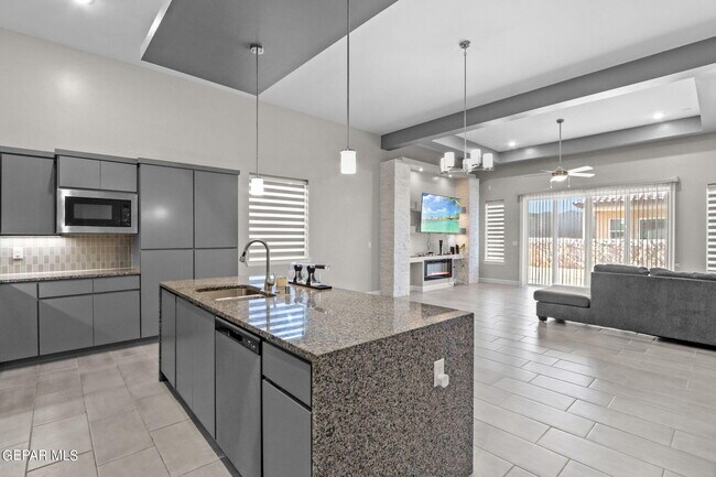 Building Photo - 12300 Desert Heights Ct