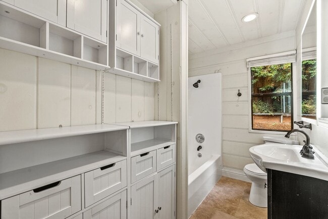 Building Photo - 1st Month FREE!! Riverfront Haven with Pri...