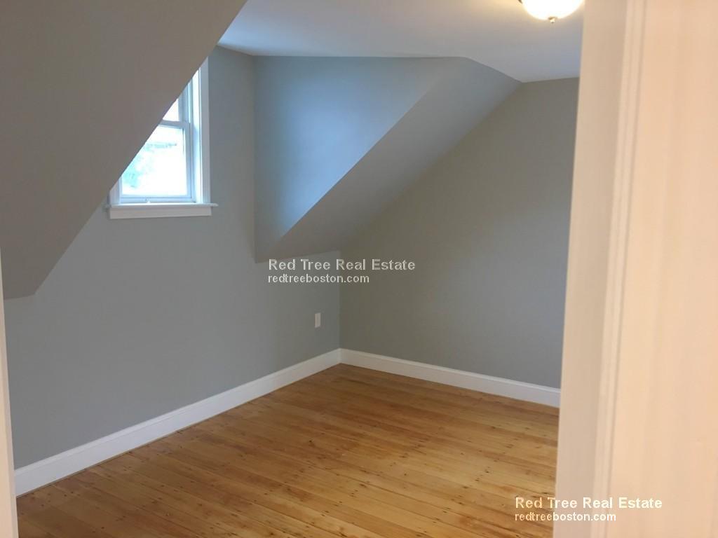 Building Photo - 31 Bacon St