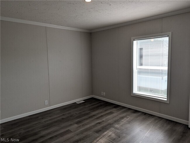 Building Photo - 230 Edgecliff Cir W