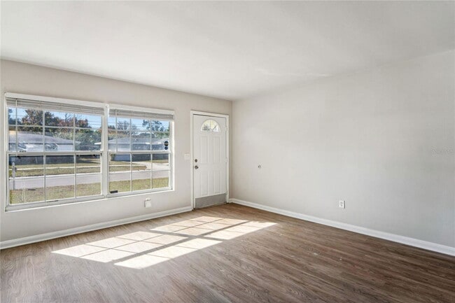 Building Photo - 1470 Overlea St