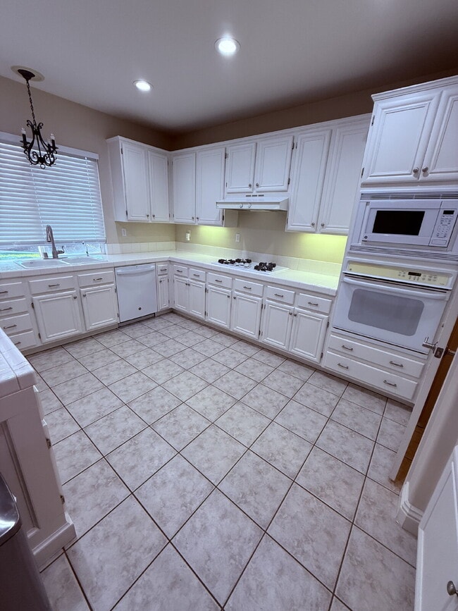 Building Photo - Spacious 5-Bed Family Home w/ 3-Car Garage Near Top Schools in Orange Crest.  One large bedroom a...