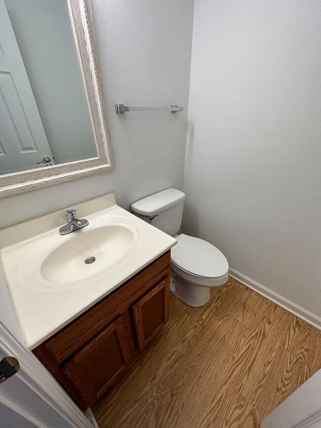 Building Photo - 2 bedroom / 2.5 bathroom *UNFURNISHED* con...