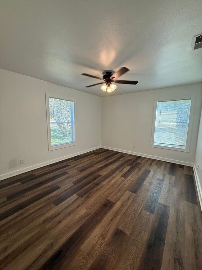 Building Photo - Updated 2 Bedroom House in LISD