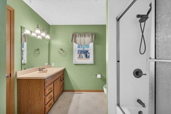 Building Photo - Spacious 4-Bedroom Home with Fenced Yard a...
