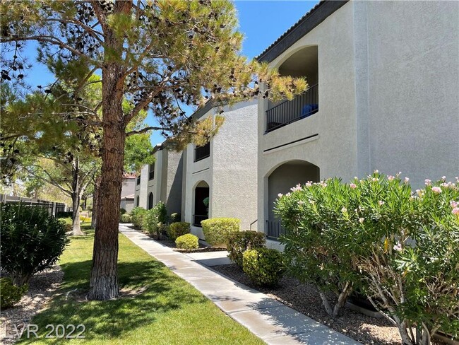 Building Photo - 950 Seven Hills Dr