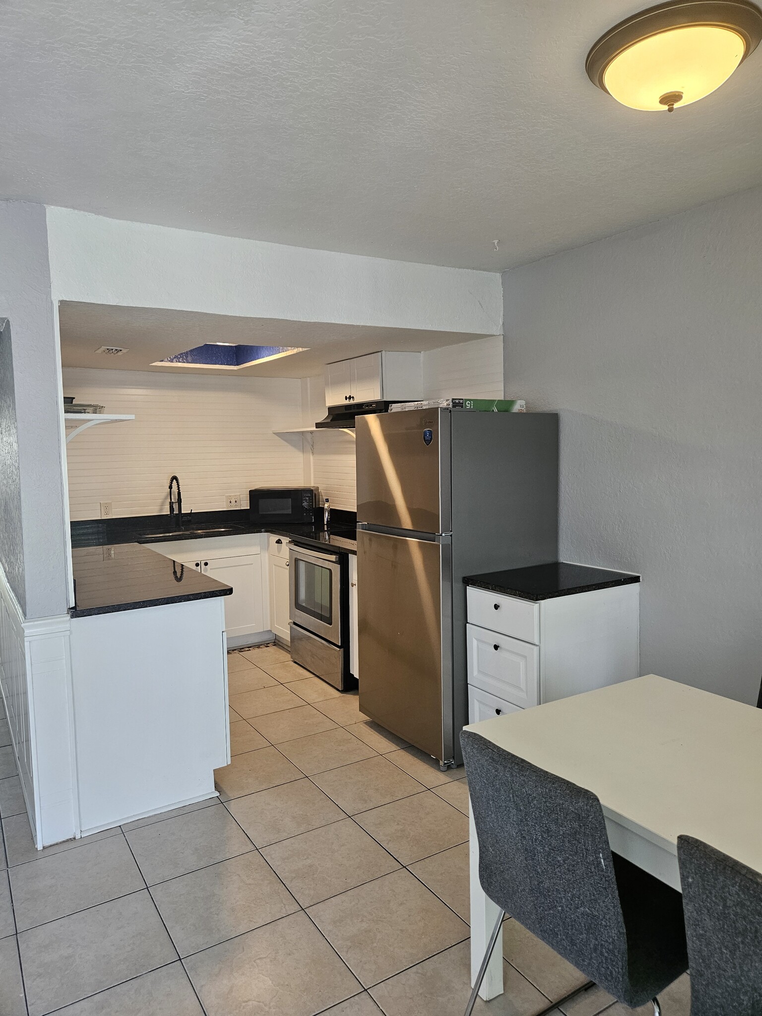 Kitchen. Stainless Steel appliances. Granite counter top - 309 Avanda Ct