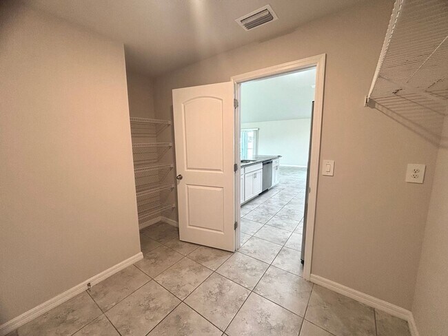 Building Photo - Spacious & Modern 3 Bed, 2 Bath in NW Cape...