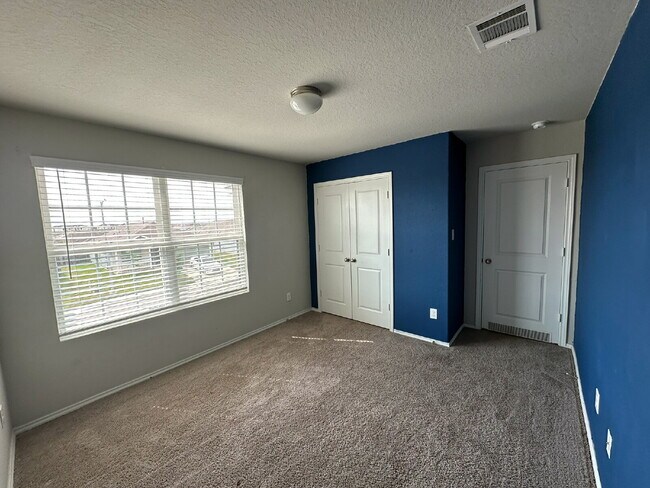 Building Photo - Spacious 5 Bedroom, 3.5 Bath Home with 2,6...