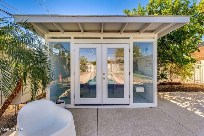 Building Photo - 421 N Evergreen St