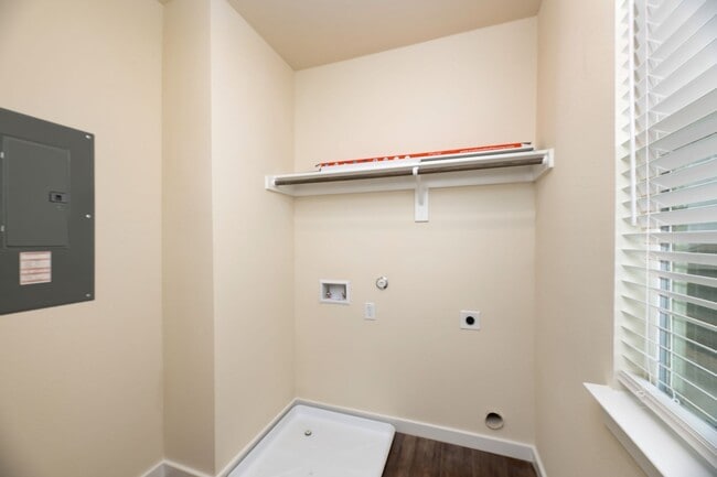 Building Photo - AVAILABLE NOW! GORGEOUS 2 BEDROOM FOUR PLEX LOCATED IN MIDLOTHIAN ISD!