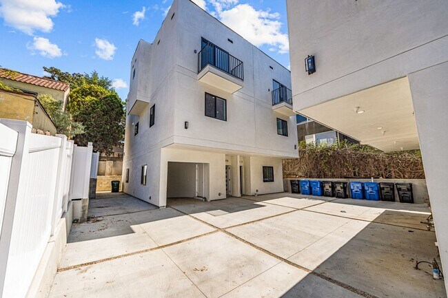 Building Photo - 1376 Edgecliffe Dr