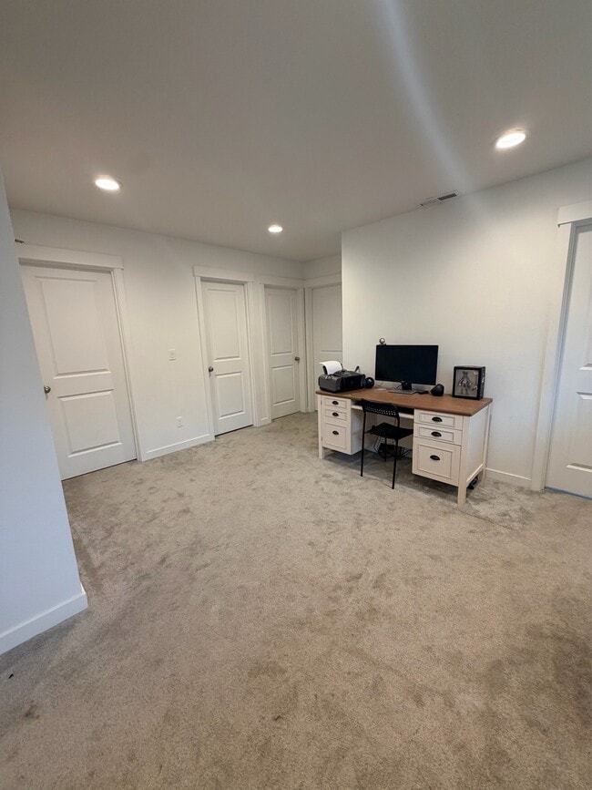 Building Photo - 995 NE Wildwood Dr