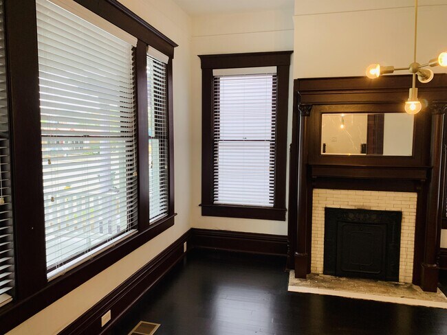 Building Photo - 19 E 40th St