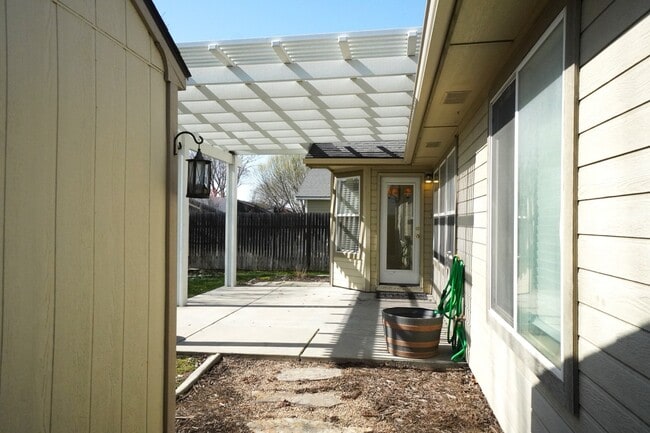 Building Photo - 1445 W Silver Salmon Dr