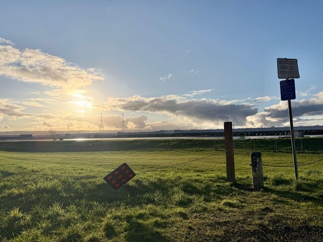 Building Photo - Adorable Quiet park like setting in fruit valley sunsets with landscaping provided