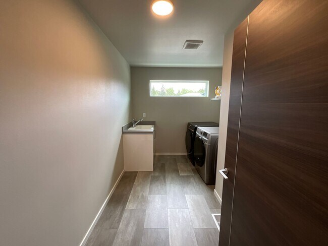Building Photo - Stunning Black Diamond home-Ten Trails (Pinewood Plan) - Available Early to Mid June