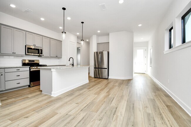 Building Photo - 1535 Park Path Dr