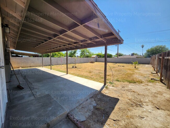 Building Photo - 3 bedroom 1 bathroom near Oswell St/ Virginia Ave