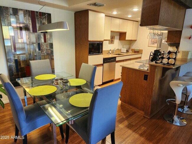 Building Photo - 7557 N Dreamy Draw Dr