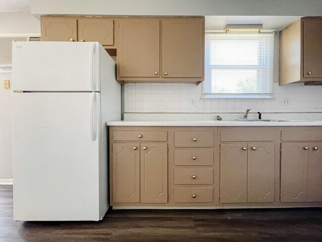 Building Photo - 8200 & 8202 W Butternut Rd