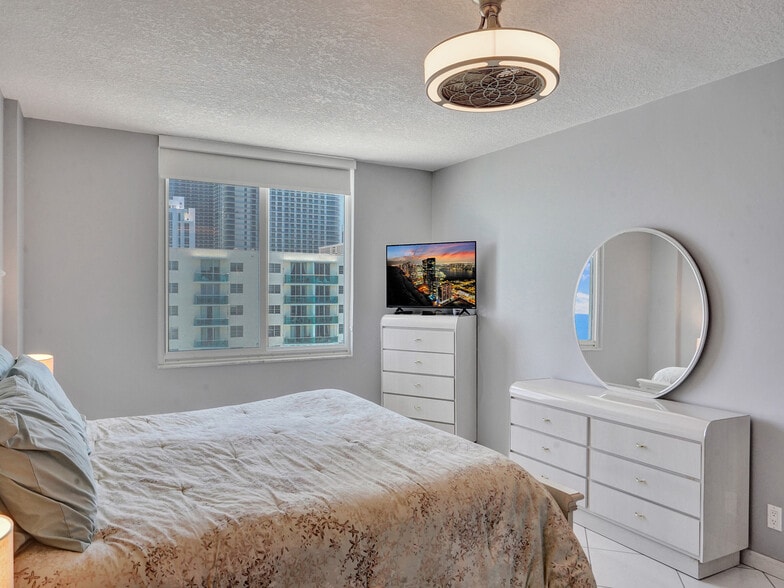 Building Photo - 3725 S Ocean Dr