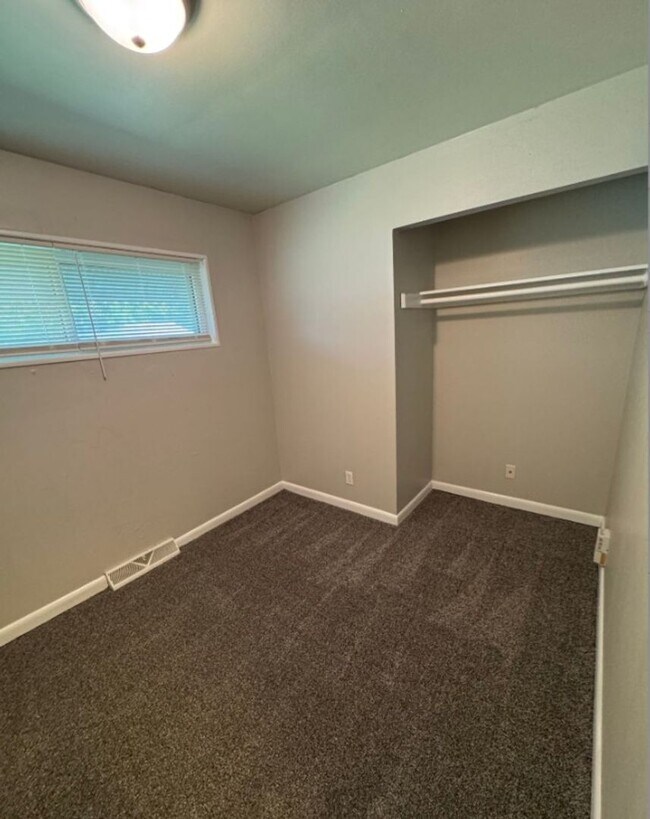 Building Photo - Coming Soon: Cozy 3-Bedroom Home with Scre...
