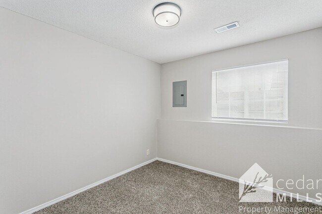 Building Photo - Super sized 3 bedroom townhouse