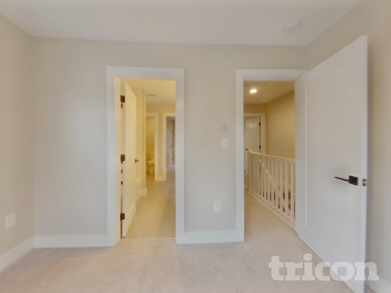 Building Photo - 3047 Ridge Ave