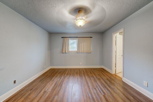 Building Photo - This charming 3-bedroom, 2-bathroom oasis ...