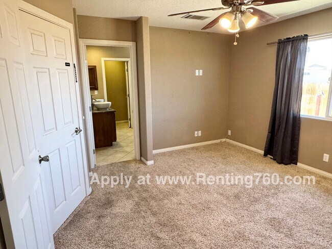 Building Photo - Modern 4 Bedroom 2 Bathroom Home